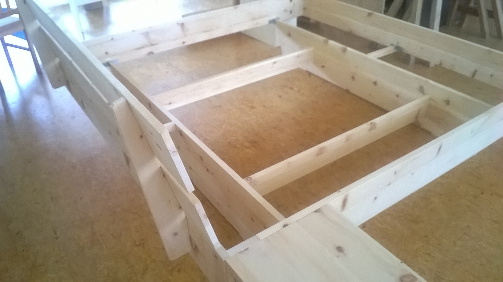 Schwebebett aus Zirbenholz innen